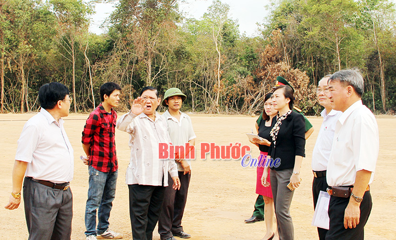 Ph&oacute; chủ tịch UBND tỉnh Huỳnh Thị Hằng c&ugrave;ng l&atilde;nh đạo một số sở, ng&agrave;nh kiểm tra thực tế tại địa điểm tổ chức lễ