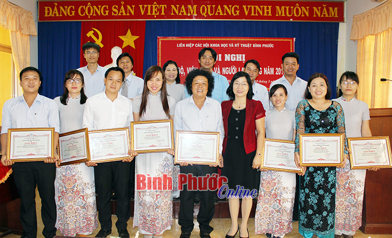B&agrave; Nguyễn Thị Lan Hương, Chủ tịch Li&ecirc;n hiệp c&aacute;c hội khoa học v&agrave; kỹ thuật tỉnh tặng giấy khen cho c&aacute;c c&aacute; nh&acirc;n, tập thể ho&agrave;n th&agrave;nh tốt nhiệm vụ năm 2015