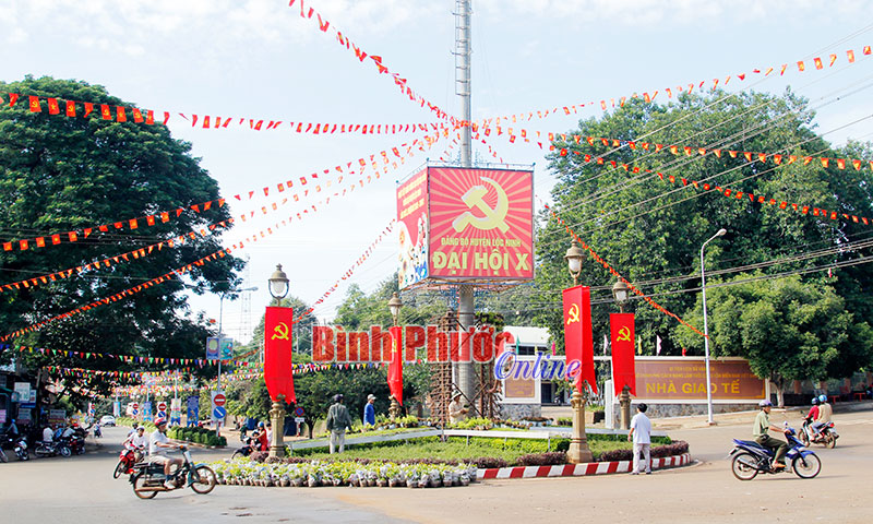 Bùng binh trước Nhà Giao tế trung tâm thị trấn Lộc Ninh - Ảnh: Sỹ Hòa