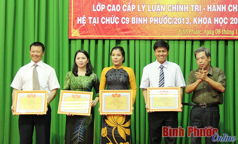 4 học viên có thành tích trong học tập, rèn luyện được tặng giấy khen