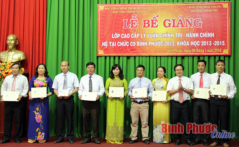 Hiệu trưởng Trường Chính trị tỉnh Nguyễn Văn Hậu trao bằng cao cấp lý luận chính trị - hành chính cho 110 học viên