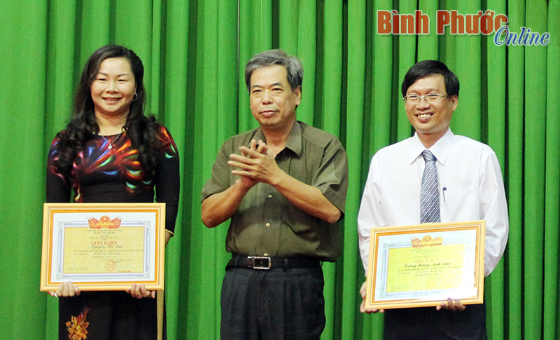 Giám đốc Học viện Chính trị khu vực II Võ Thành Khối tặng giấy khen cho 2 học viên xếp loại giỏi