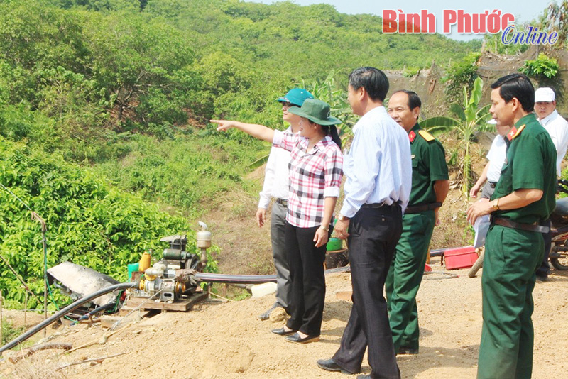 Đo&agrave;n kiểm tra điểm cấp nước sinh hoạt tập trung cho người d&acirc;n tr&ecirc;n địa b&agrave;n x&atilde; Hưng Phước