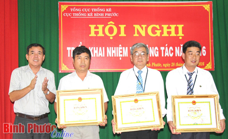 Phó chủ tịch UBND tỉnh Trần Ngọc Trai trao bằng khen của Bộ Kế hoạch - Đầu tư cho 3 cá nhân có thành tích xuất sắc trong thực hiện nhiệm vụ 2015