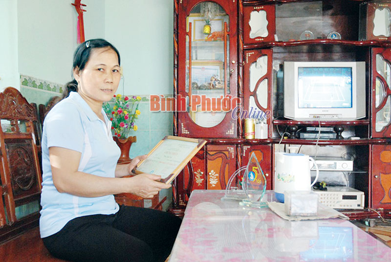 Chị Phùng Thị Mai tự hào khoe thành tích học tập của con trai là thạc sĩ kinh tế đang làm việc tại TP. Hồ Chí Minh