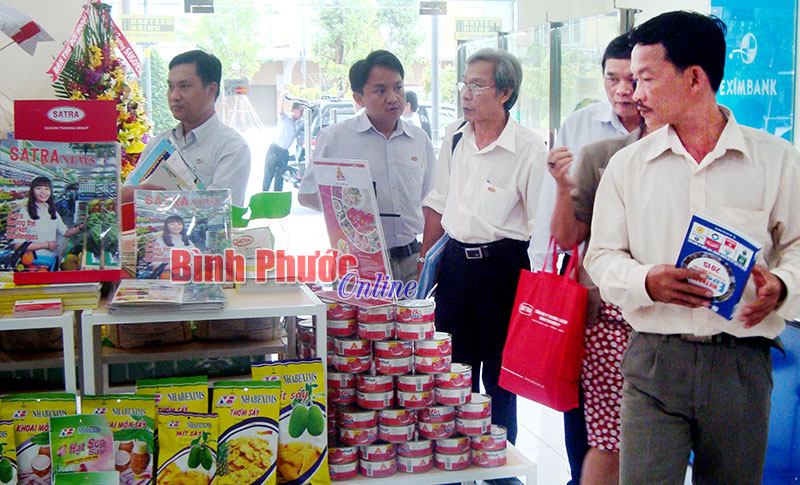 Doanh nghiệp B&igrave;nh Phước học hỏi kinh nghiệm cung ứng sản phẩm tại ph&ograve;ng trưng b&agrave;y của c&aacute;c c&ocirc;ng ty sản xuất thực phẩm c&oacute; thương hiệu ở th&agrave;nh phố Hồ Ch&iacute; Minh 