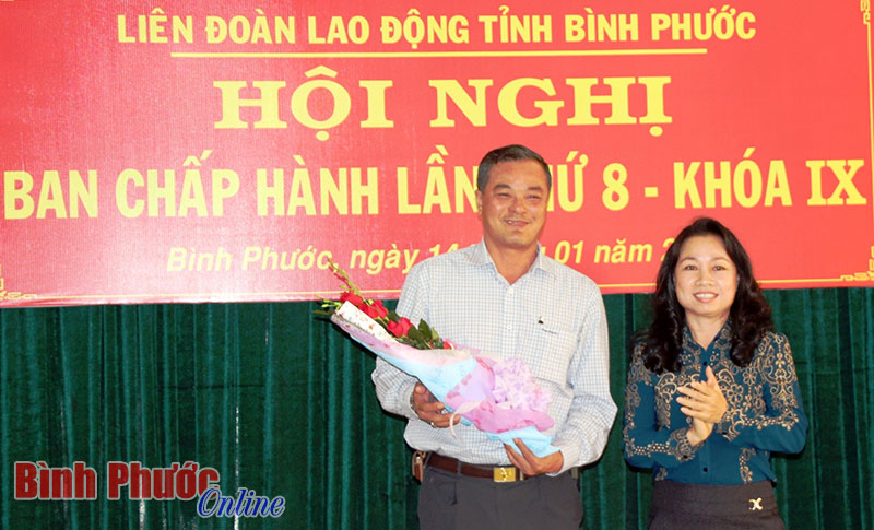 Ủy vi&ecirc;n Ban Thường vụ, Trưởng ban D&acirc;n vận Tỉnh ủy L&ecirc; Thị Xu&acirc;n Trang tặng hoa ch&uacute;c mừng t&acirc;n Chủ tịch Li&ecirc;n đo&agrave;n lao động tỉnh Nguyễn Hồng Tr&agrave;