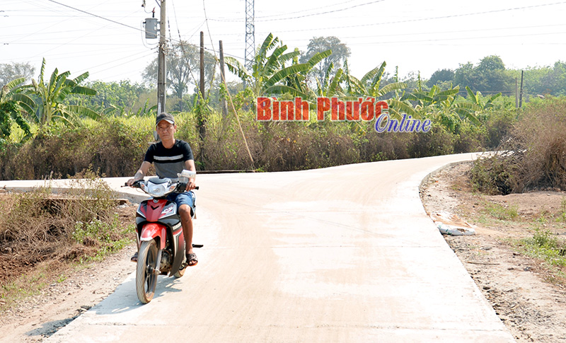 Con đường bê tông dẫn vào các tổ 6, 7, 8, 9 ấp Phú Lạc, xã Thanh Phú, thị xã Bình Long 