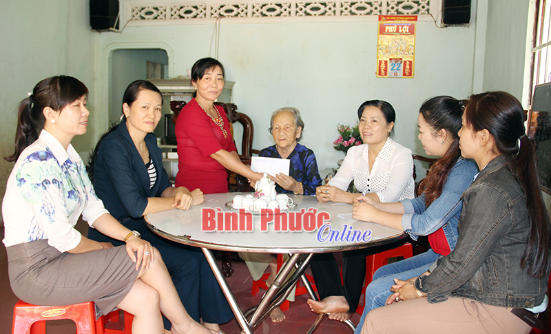 Cán bộ Hội Phụ nữ xã Long Giang thăm và tặng quà Mẹ Việt Nam anh hùng Phạm Thị Lựa trước ngày diễn ra đại hội