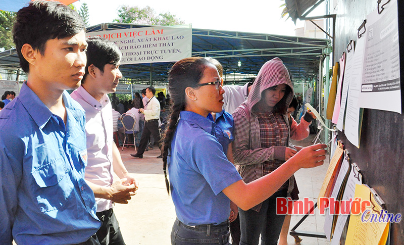 Nguời lao động xem thông tin nhu cầu tuyển dụng của các doanh nghiệp tại sàn giao dịch ngày 22-3-2016