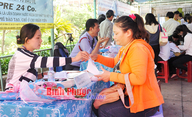 Chị Trần Thị Huệ xúc động vì tìm được việc làm sau biến cố gia đình