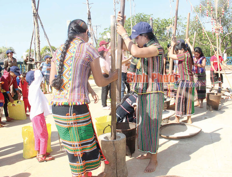 Các gia đình tham gia phần thi giã gạo