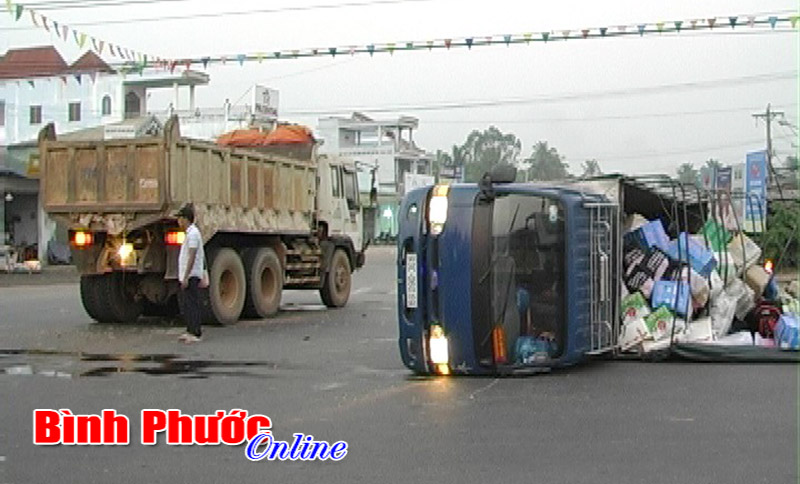 2 xe tải tông nhau giữa ngã tư Chơn Thành