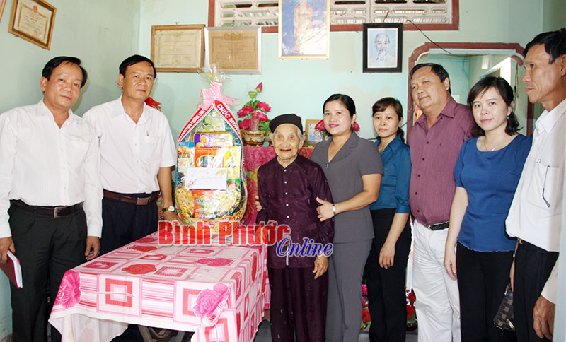 Đo&agrave;n l&atilde;nh đạo tỉnh, thị x&atilde; Phước Long thăm v&agrave; ch&uacute;c tết Mẹ Việt Nam anh h&ugrave;ng Mai Thị Hai ở phường Long Thủy - ảnh: P. Dung