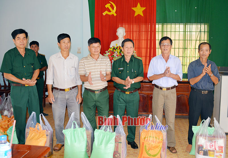 Đại tá Nguyễn Văn Liên tặng quà các gia đình chính sách xã Lộc Thiện