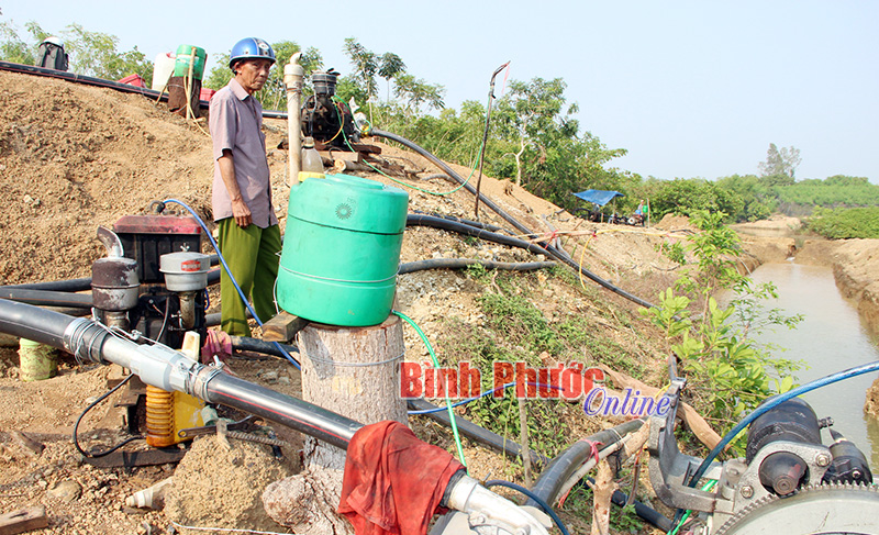 Máy bơm ở ấp Sóc Nê được người dân xã Tân Tiến chung vốn đầu tư để dẫn nước từ sông Bé về tưới tiêu