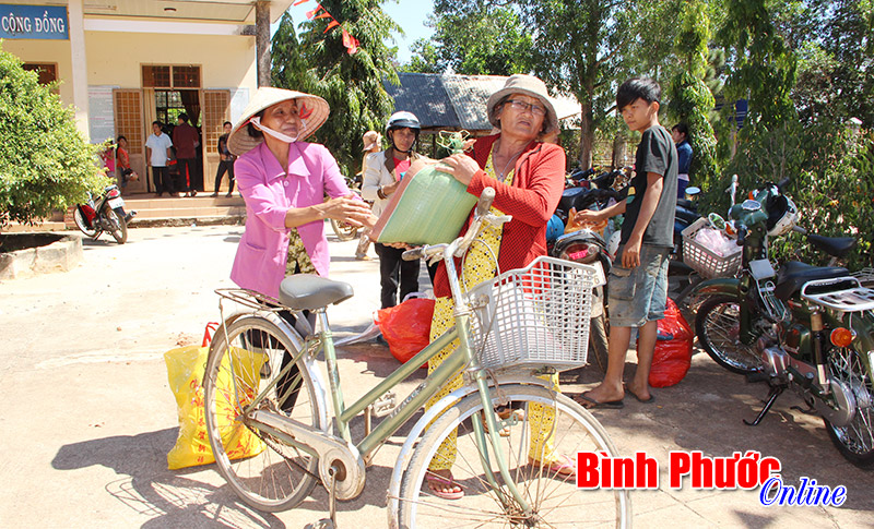 Tất cả hộ nghèo, cận nghèo huyện Bù đốp đã có quà tết