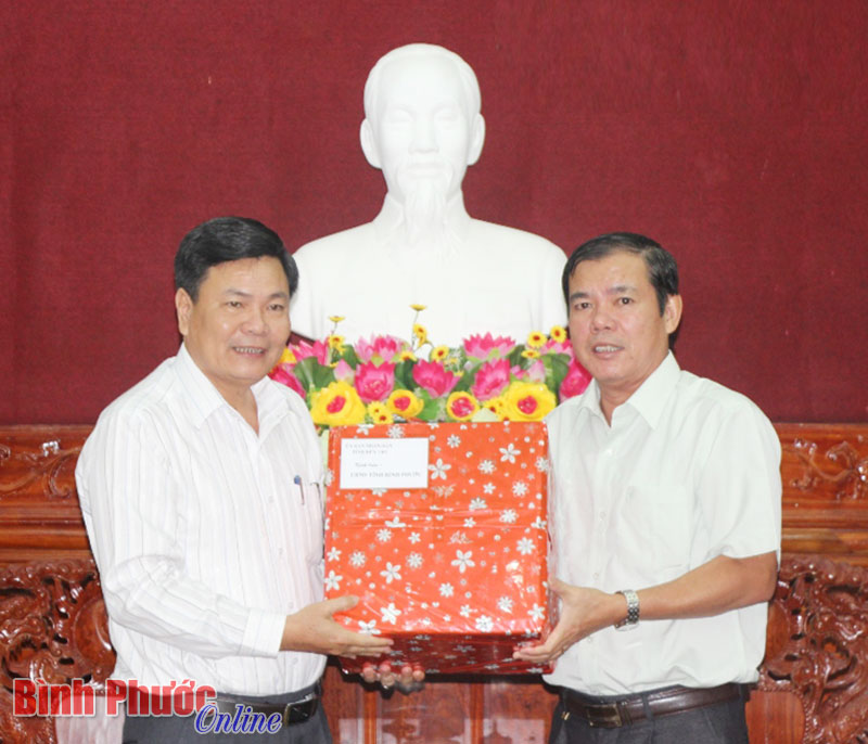 Lãnh đạo tỉnh Bến Tre (bên trái) tặng quà lãnh đạo tỉnh Bình Phước nhân dịp năm mới Bính Thân 2016