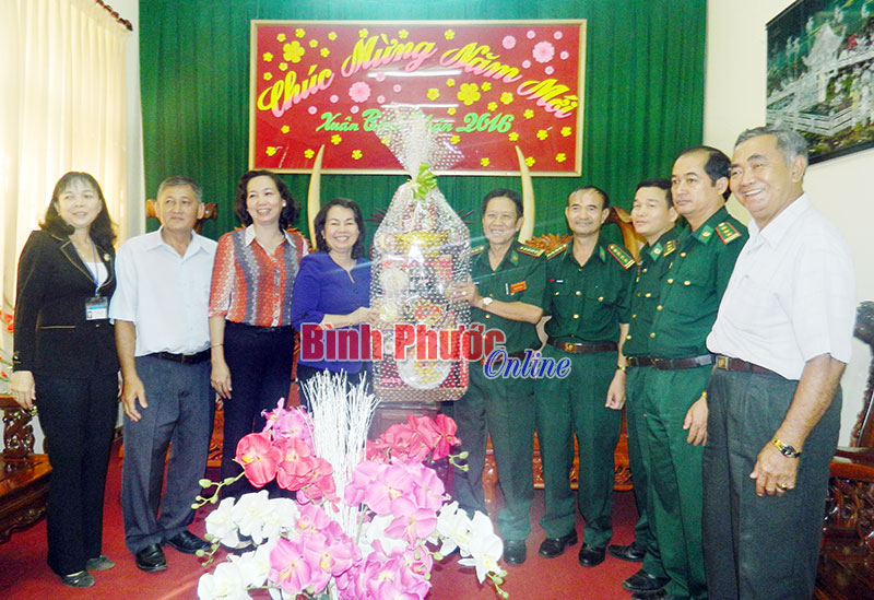 Đo&agrave;n tới tặng qu&agrave; Bộ chỉ huy Bi&ecirc;n ph&ograve;ng