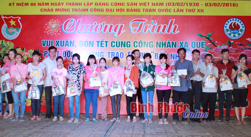 Lãnh đạo Trung tâm Hỗ trợ thanh niên công nhân tặng quà cho công nhân khó khăn đón tết xa quê