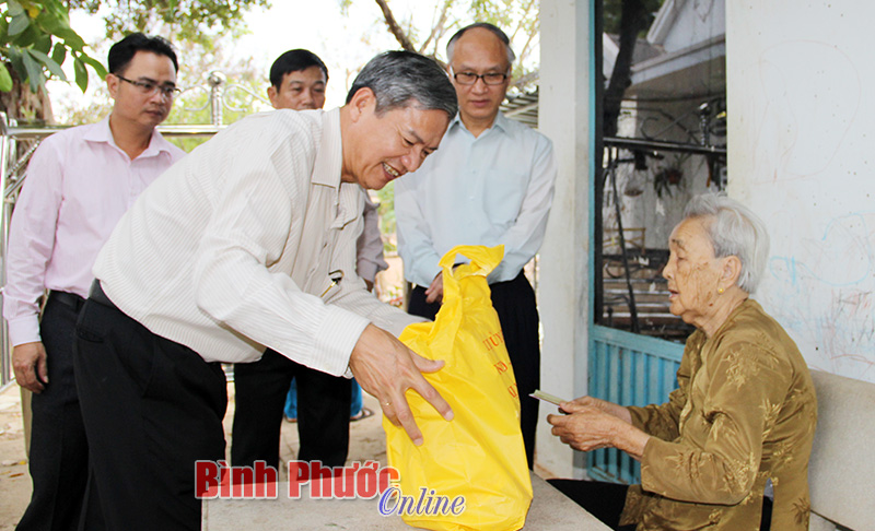 B&iacute; thư Thị ủy Đồng Xo&agrave;i Huỳnh Quang Ti&ecirc;n c&ugrave;ng đại diện c&aacute;c ng&agrave;nh, đo&agrave;n thể thăm, tặng qu&agrave; gia đ&igrave;nh c&oacute; c&ocirc;ng với c&aacute;ch mạng dịp tết B&iacute;nh Th&acirc;n 2016
