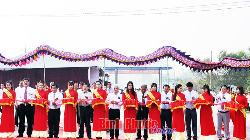 C&aacute;c đồng ch&iacute; l&atilde;nh đạo, nguy&ecirc;n l&atilde;nh đạo Trung ương, tỉnh B&igrave;nh Phước v&agrave; c&aacute;c doanh nghiệp cắt băng th&ocirc;ng xe kỹ thuật Dự &aacute;n n&acirc;ng cấp, mở rộng QL13 đoạn An Lộc - Chiu Riu