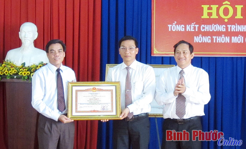 Ông Nguyễn Văn Hùng, thành viên BCĐ xây dựng NTM tỉnh trao bằng công nhận xã đạt chuẩn NTM và bằng khen của Thủ tướng Chính phủ cho Đảng bộ, chính quyền và nhân dân xã Tiến Hưng