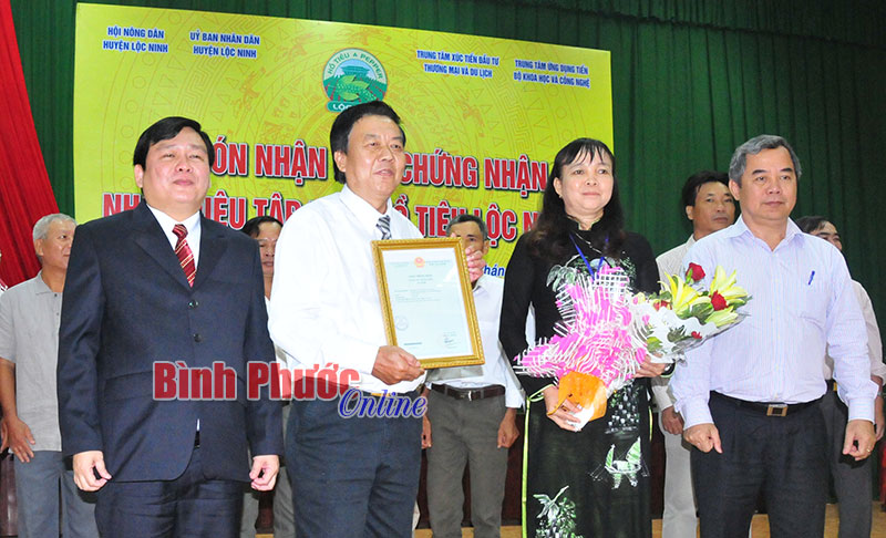 Hội Nông dân huyện Lộc Ninh đón nhận giấy chứng nhận nhãn hiệu tập thể “Hồ tiêu Lộc Ninh”