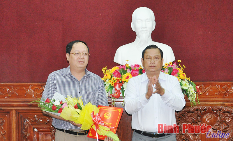 Chủ tịch UBND tỉnh Nguyễn Văn Trăm trao quyết định bổ nhiệm ông Nguyễn Minh Chiến giữ chức vụ Phó chánh Văn phòng UBND tỉnh 