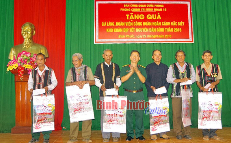 Thượng tá Trần Văn Ảnh, Bí thư Đảng ủy, Chính ủy Trung  đoàn 717 tặng quà cho các già làng nơi đơn vị đứng chân