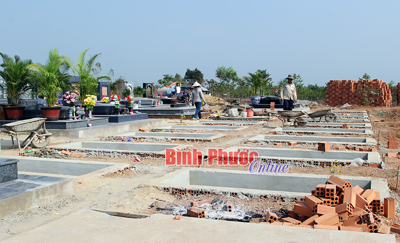Xí nghiệp Công trình công cộng tự ý ký kết độc quyền xây dựng huyệt mộ tại Nghĩa trang nhân dân thị xã Đồng Xoài - Ảnh: K.B