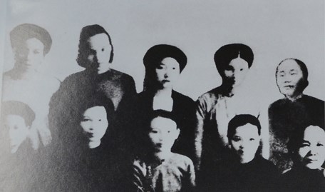  Mười nữ Đại biểu Quốc hội kh&oacute;a đầu ti&ecirc;n (1946). Ảnh tư liệu.