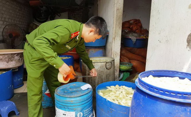 Lực lượng cảnh sát môi trường Nghệ An niêm phong hóa chất tại cơ sở chế biến măng của ông Sơn 