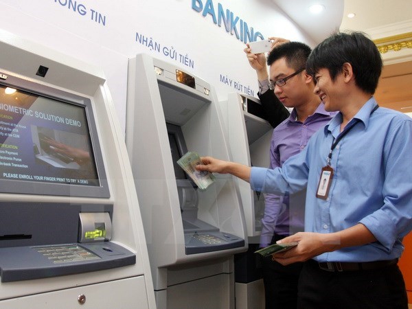 Tạm giữ hai đối tượng người Trung Quốc dùng thẻ ATM giả rút tiền