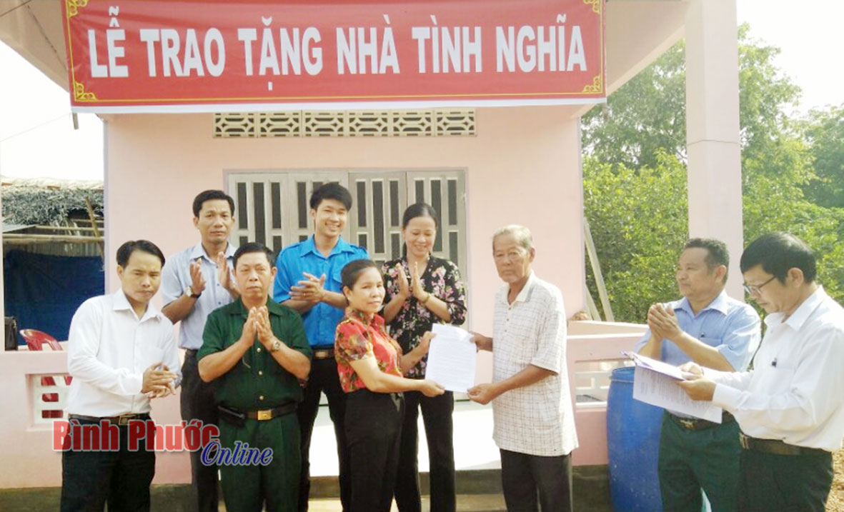 Ông Nguyễn Hồng Quang,ĐồngXoagraveiTraocănnhagravechongườ<strong>keo nha cai . de</strong> thương binh hạng 4/4, xã Tiến Hưng nhận quyết định bàn giao nhà ở 