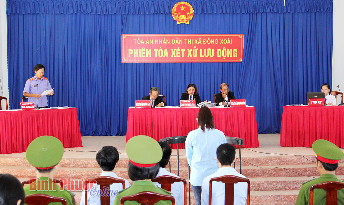 T&ograve;a &aacute;n nh&acirc;n d&acirc;n thị x&atilde; Đồng Xo&agrave;i x&eacute;t xử lưu động c&aacute;c bị c&aacute;o phạm tội cố &yacute; g&acirc;y thương t&iacute;ch, trộm cắp v&agrave; vận chuyển tr&aacute;i ph&eacute;p chất ma t&uacute;y - Ảnh: S.H