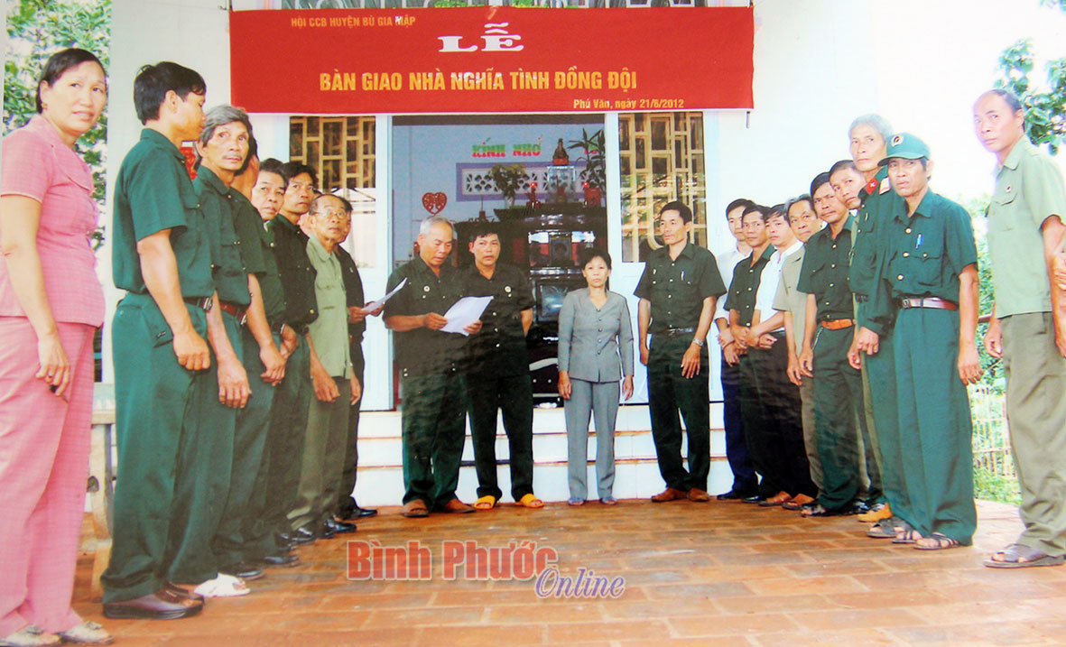 Lễ trao nhà “Nghĩa tình đồng đội” cho hội viên Bùi Huy Ngọ, Chi hội CCB thôn Cây Da, xã Phú Văn năm 2012