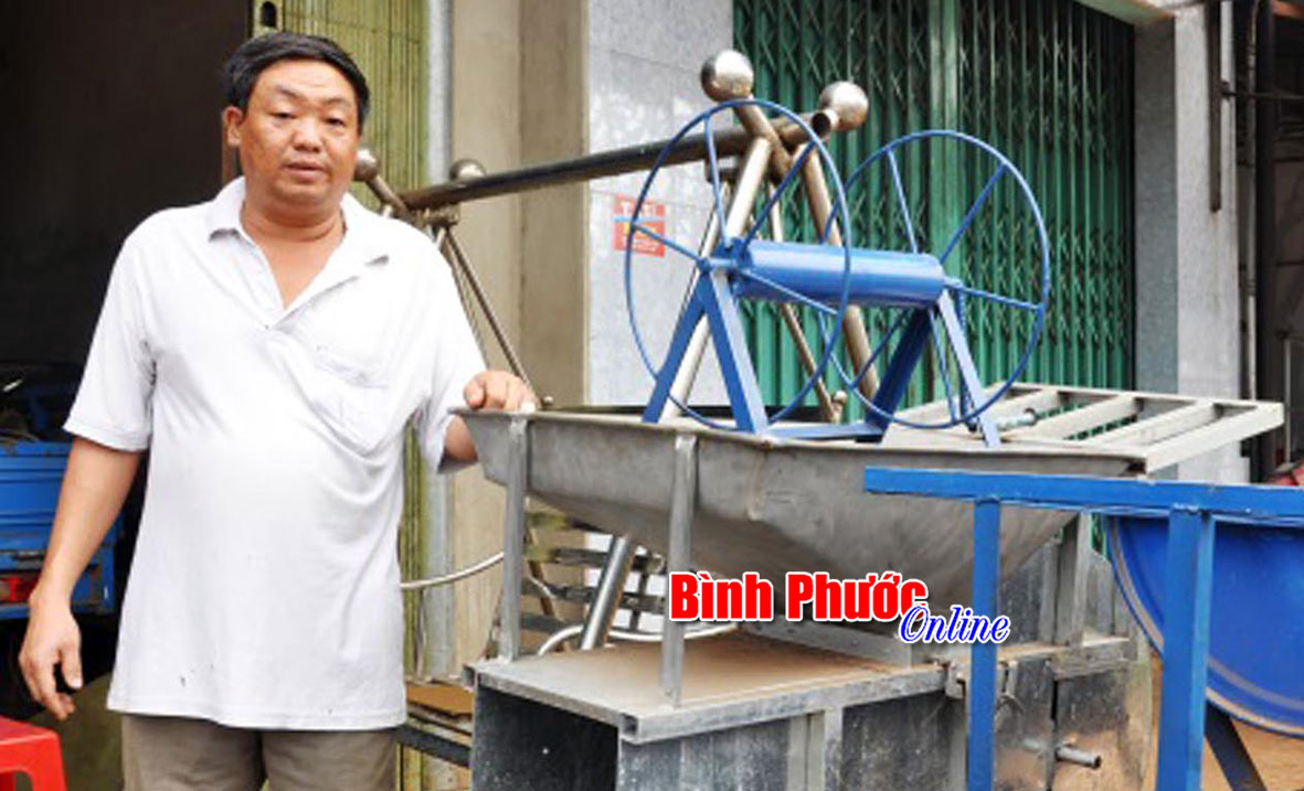 Truyền th&ocirc;ng c&oacute; vai tr&ograve; quan trọng trong việc tuy&ecirc;n truyền phổ biến tiến bộ KH&CN v&agrave;o thực tế sản xuất - kinh doanh. Trong ảnh: Anh Phạm Thanh Phong, ở ấp Hiệp T&acirc;m, x&atilde; Lộc Hiệp (Lộc Ninh) s&aacute;ng chế m&aacute;y tuốt ti&ecirc;u v&agrave; quạt ti&ecirc;u gi&uacute;p người trồng ti&ecirc;u tiết kiệm thời gian v&agrave; chi ph&iacute; sản xuất sau thu hoạch