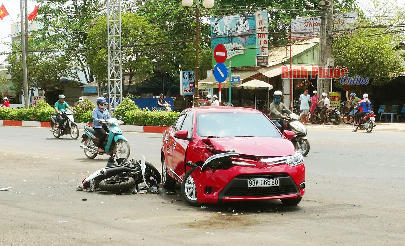 Chạy trốn cảnh sát giao thông, xe máy tông trực diện ôtô