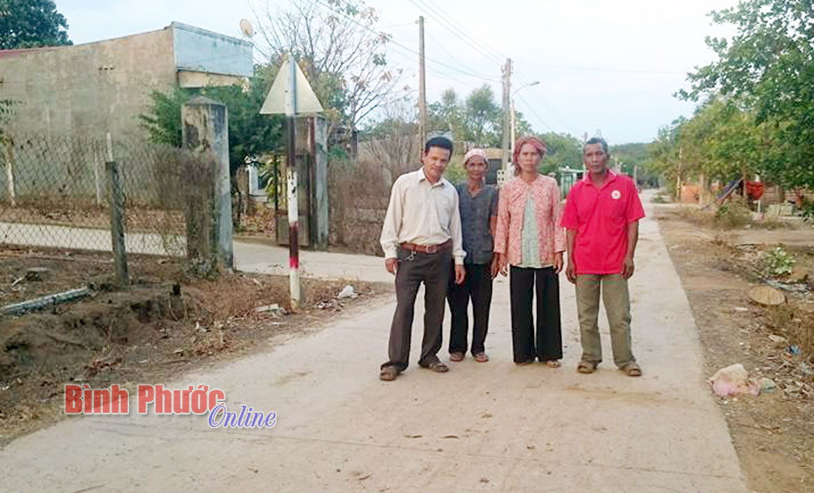 Ban điều h&agrave;nh v&agrave; b&agrave; con d&acirc;n tộc thiểu số khu phố Phước H&ograve;a, phường T&acirc;n Thiện tr&ecirc;n con đường b&ecirc; t&ocirc;ng dẫn v&agrave;o nh&agrave; văn h&oacute;a cộng đồng