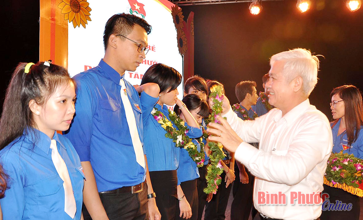 Đồng chí Nguyễn Văn Lợi, Ủy viên Trung ương Đảng, Bí thư Tỉnh ủy tặng hoa tuyên dương thanh niên tiên tiến  
