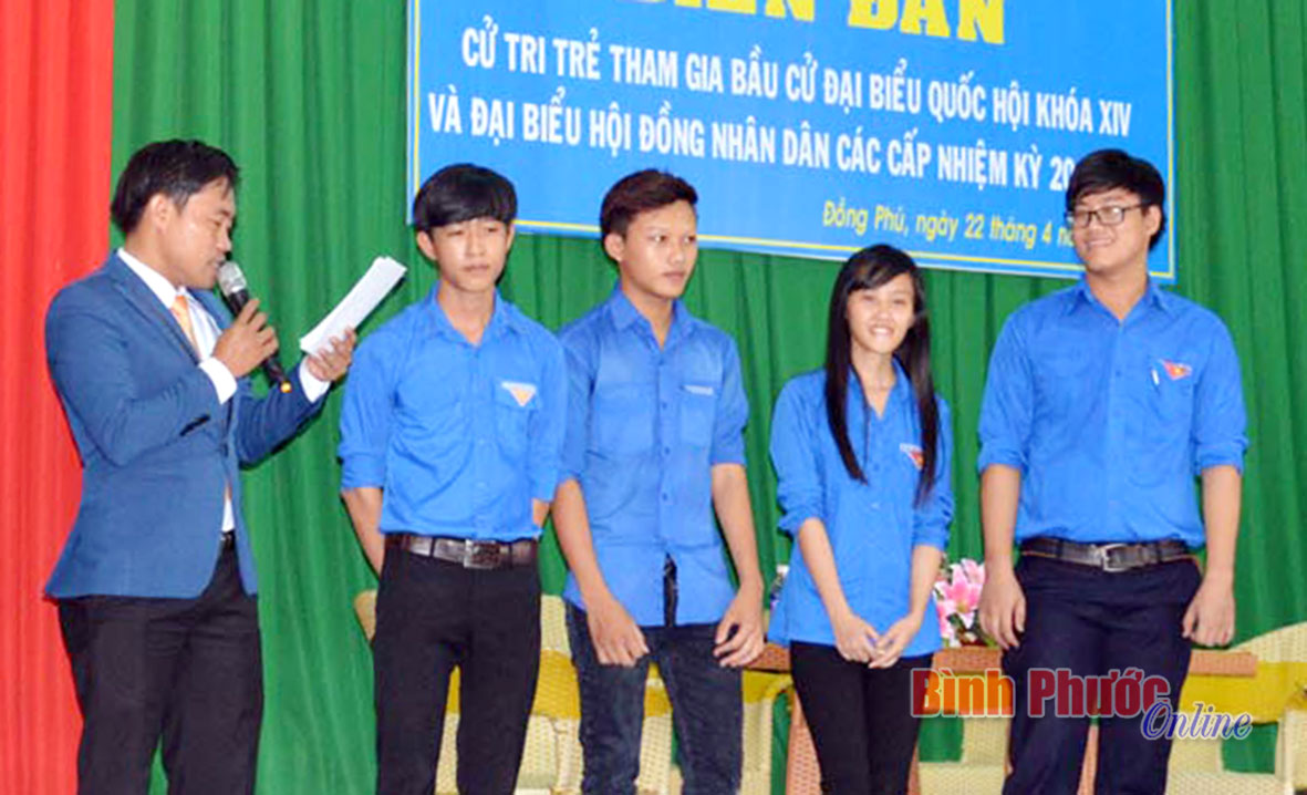 Đo&agrave;n vi&ecirc;n thanh ni&ecirc;n huyện Đồng Ph&uacute; tham gia tr&ograve; chơi t&igrave;m hiểu Luật Bầu cử đại biểu Quốc hội v&agrave; đại biểu HĐND