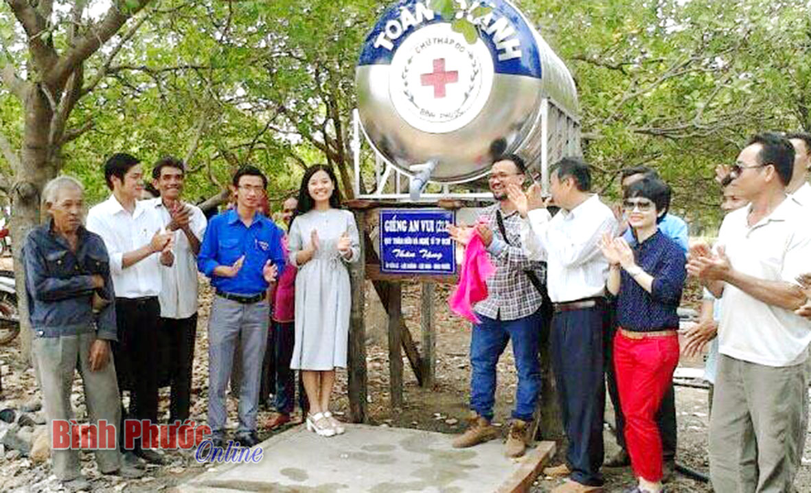 Huyện đoàn Lộc Ninh vận động tài trợ làm giếng nước chống hạn cho người dân ấp Cần Lê, xã Lộc Khánh