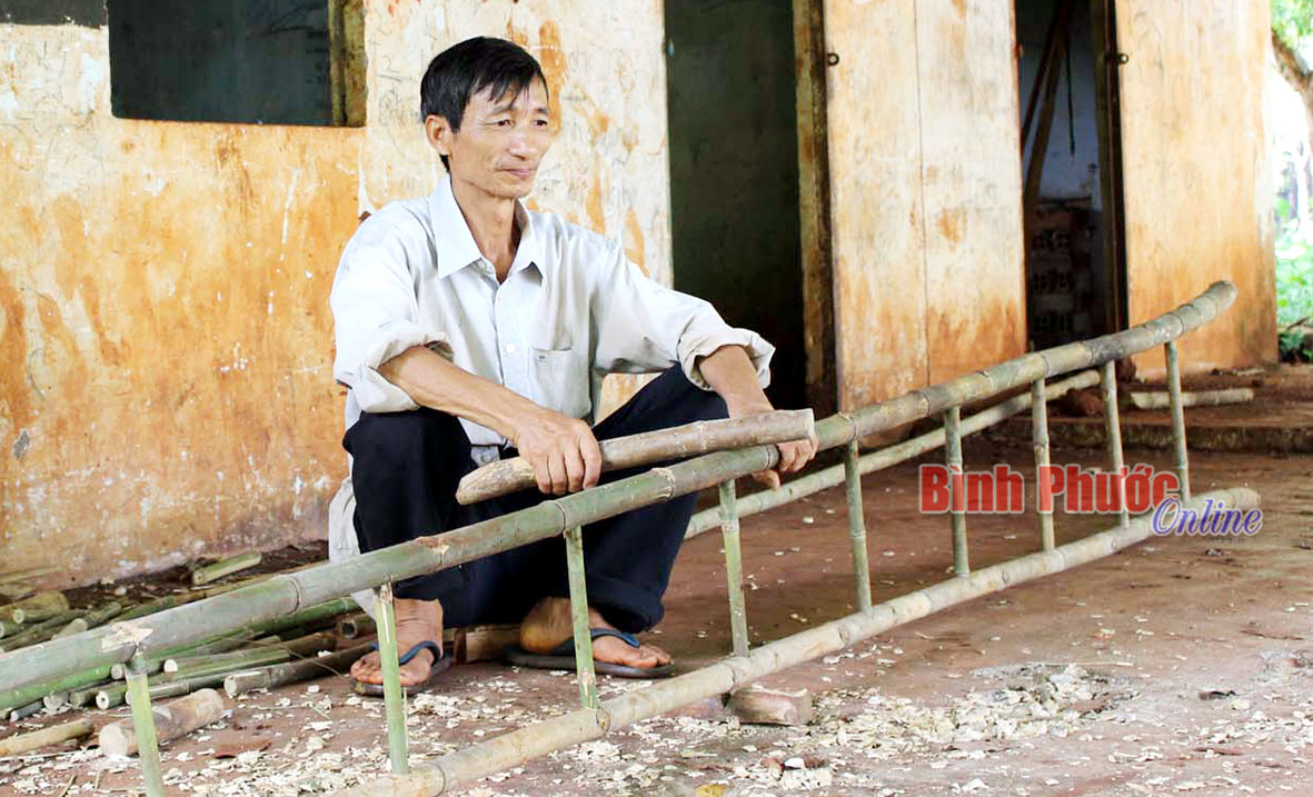 Ông Lê Ngọc Khâm, 62 tuổi, là người chuyên đóng thang bằng cây tầm vông, mỗi mét chiều dài ông được trả công 3.500 đồng, mỗi ngày ông đóng được khoảng 55-60m thang
