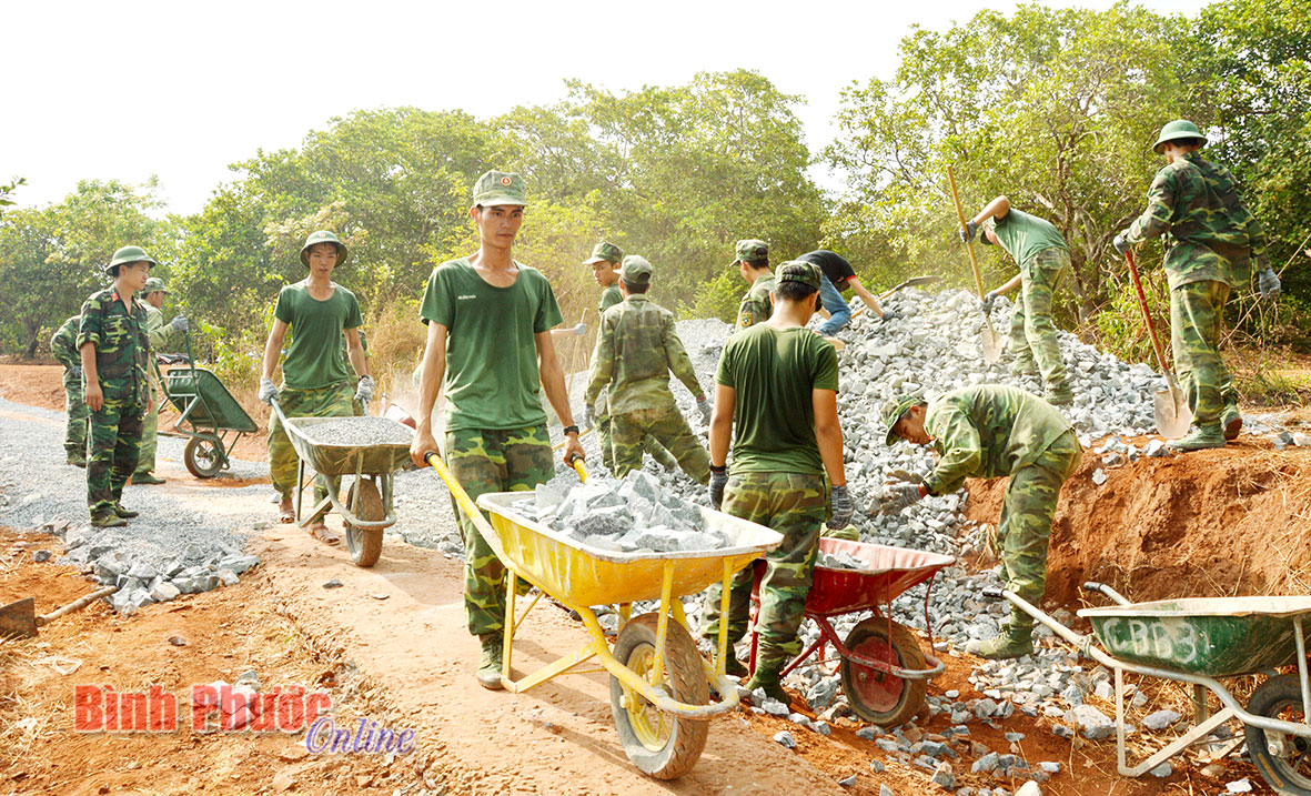 Cán bộ, chiến sĩ Tiểu đoàn 208, Trung đoàn 736 cùng nhân dân tích cực làm đường liên thôn tại xã Tân Lợi, huyện Hớn Quản