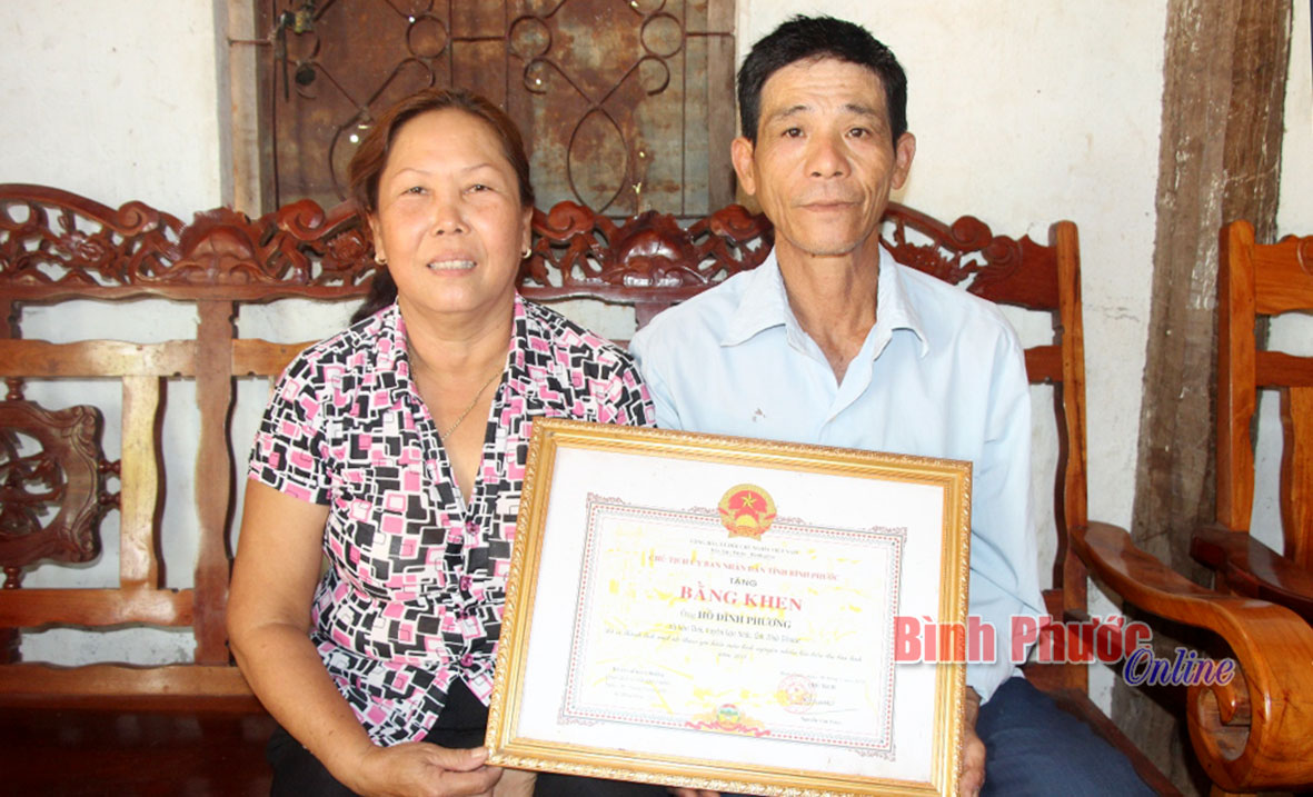 Gia đình ông Hồ Đình Phương được UBND tỉnh tặng bằng khen vì có thành tích hiến máu nhiều lần