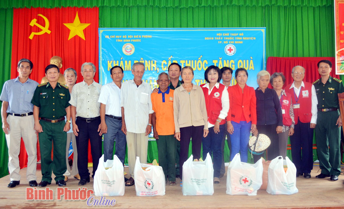 Lãnh đạo Bộ chỉ huy Bộ đội biên phòng tỉnh và Hội Chữ thập đỏ TP. Hồ Chí Minh tặng quà cho nhân dân xã Thiện Hưng - Ảnh: Thế Cường