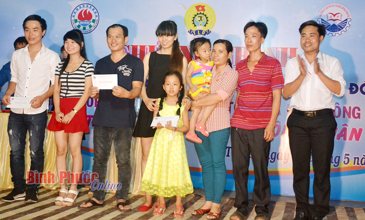 Ban tổ chức trao giải cho các gia đình công nhân xuất sắc