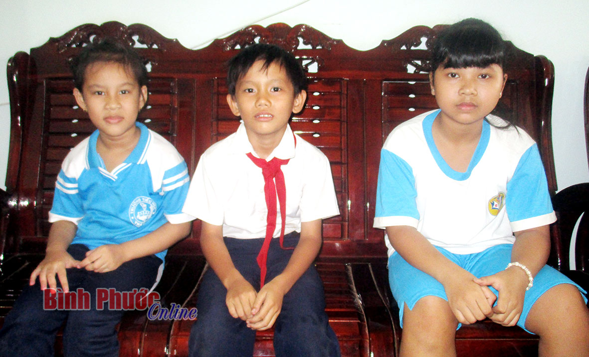 3 học sinh vượt khó (từ trái qua phải) Vũ Nguyễn Dung Hạnh, Nguyễn Trung Kiên và Nguyễn Thị Thanh Trà