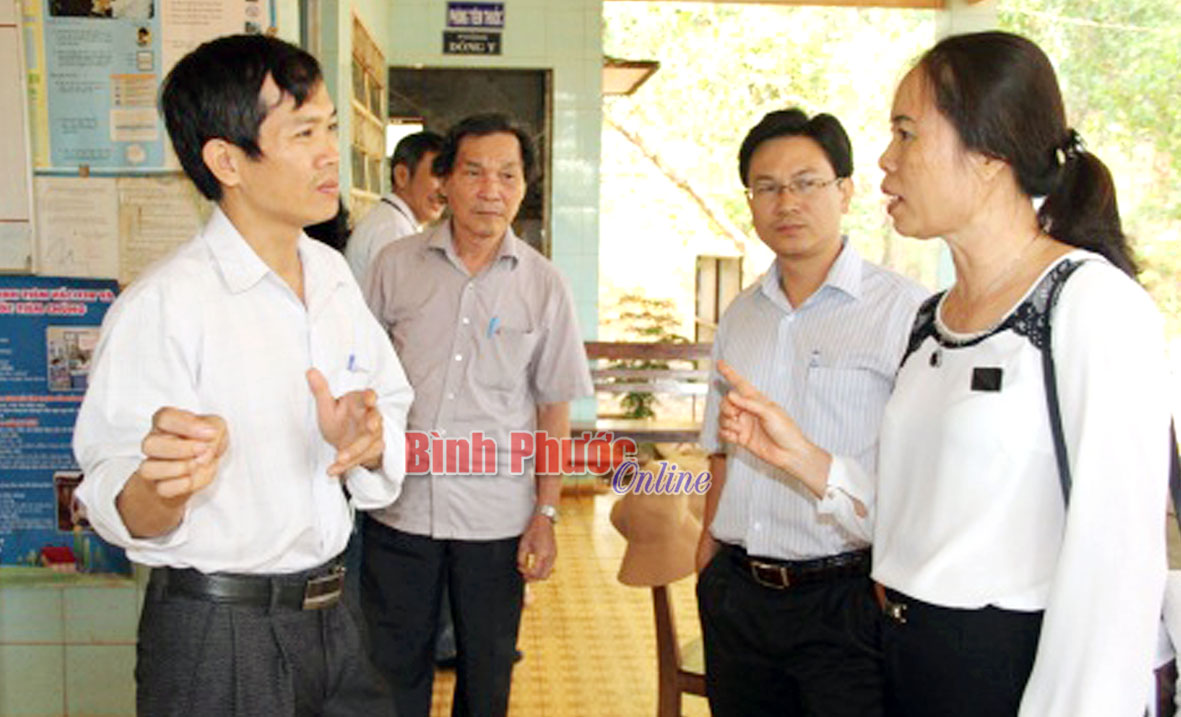 Bác sĩ Trần Duy Thao trao đổi với đoàn giám sát Ban Văn hóa - Xã hội HĐND tỉnh về những khó khăn của Trạm y tế xã Đắk Nhau - Ảnh: Minh Luận